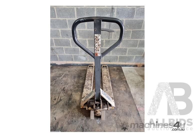 Used Crown Crown PTH50 Pallet Jack Pallet Trucks in , Listed on Machines4u