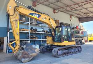 CAT 325FL CR 26T EXCAVATOR WITH FULL CIVIL SPEC AND ATTACHMENTS. 5223 HOURS