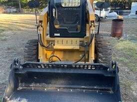 Used Skid Steer ( Low hours 30) - picture0' - Click to enlarge