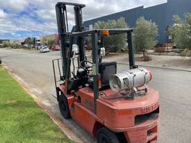 Forklift Nissan 2.5 Tonne Gas High Mast Auto - picture1' - Click to enlarge