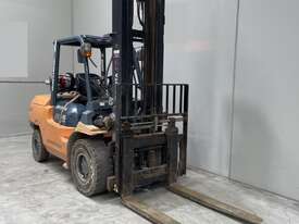 Toyota 5T Forklift  - picture0' - Click to enlarge