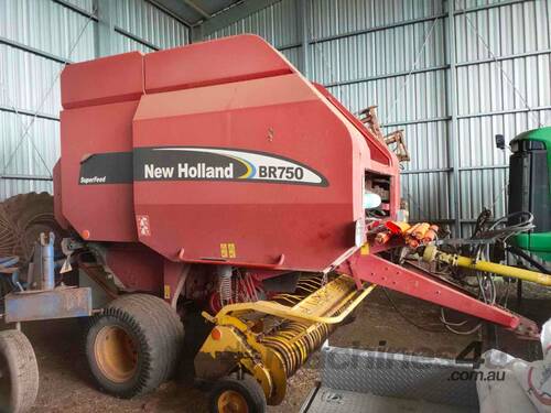 New Holland BR750