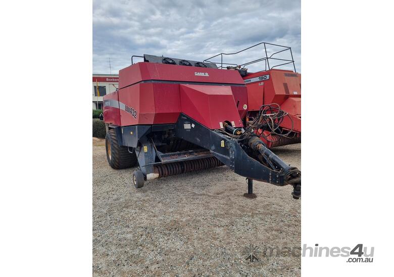 caption 2005 CASE IH LBX432 4'X3' SQUARE BALER