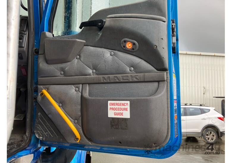 caption 2017 Mack Titan CLXT Prime Mover Sleeper Cab