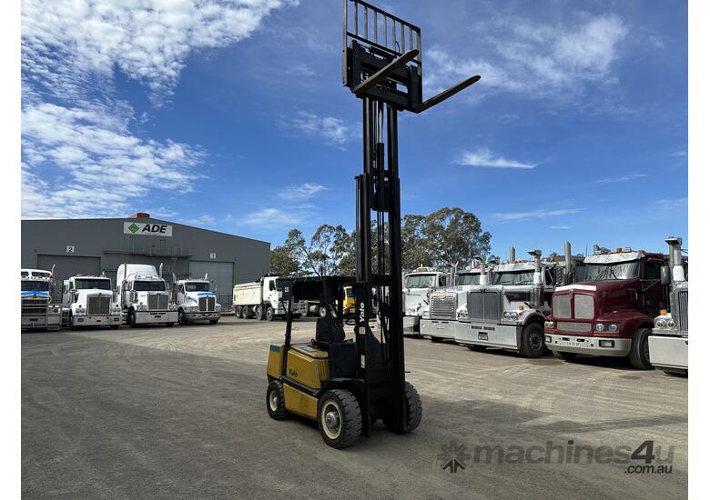 caption 1992 Yale GDP30TE Diesel Forklift
