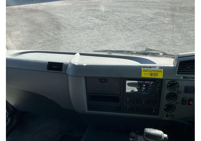 caption 2015 Mitsubishi Fuso Fighter 1024 Pantech