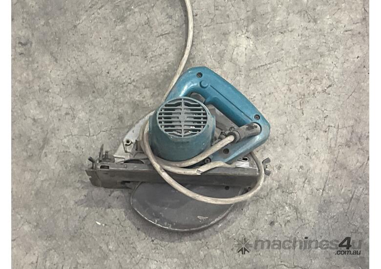 Makita 5806B Corded Circular Saw