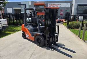Toyota Forklift 2.5T Container Mast with Tyne Positioners (Unit#:U994)