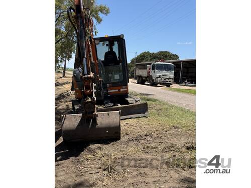 5.5 ton hitachi excavator With attachments