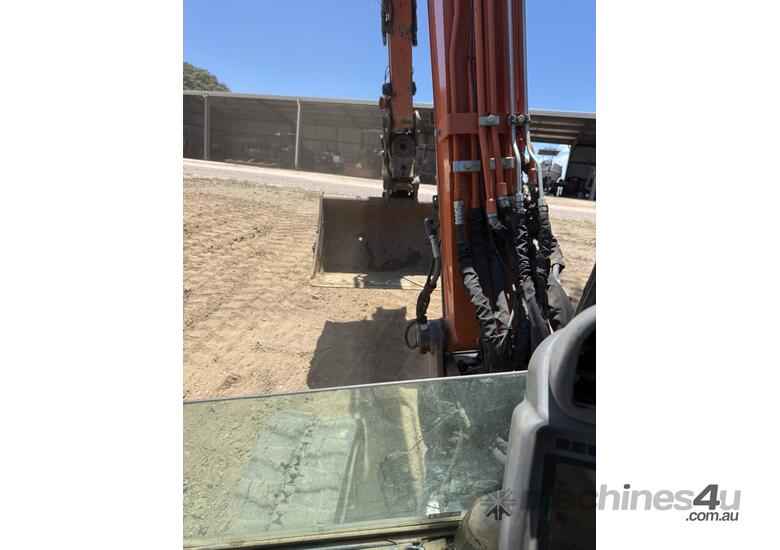 5.5 ton hitachi excavator With attachments