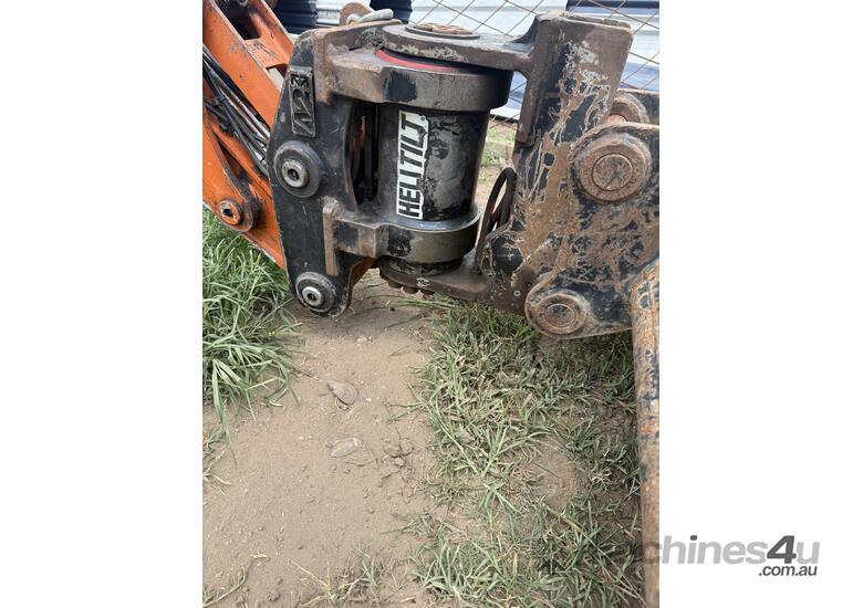 5.5 ton hitachi excavator With attachments