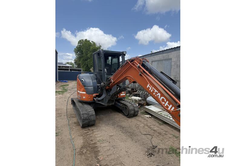 5.5 ton hitachi excavator With attachments
