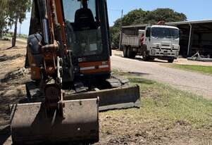 5.5 ton hitachi excavator With attachments