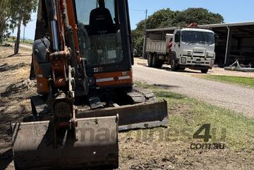 5.5 ton hitachi excavator With attachments