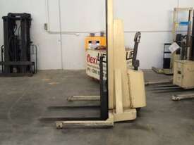 Crown walkie stacker - picture0' - Click to enlarge