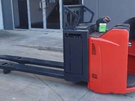 Used 2.4 Tonnes Linde T24SP Pallet truck         - picture0' - Click to enlarge