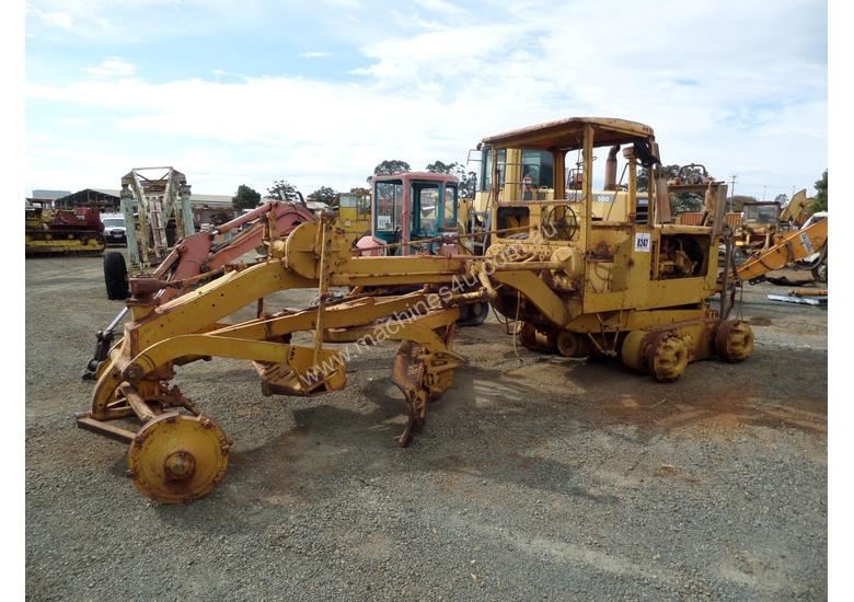 caption 1964 Caterpillar 21F Grader *DISMANTLING*
