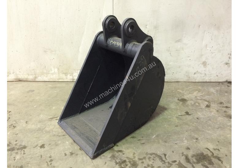 caption UNUSED 400MM GUMMY BUCKET TO SUIT 3-4T EXCAVATOR D939