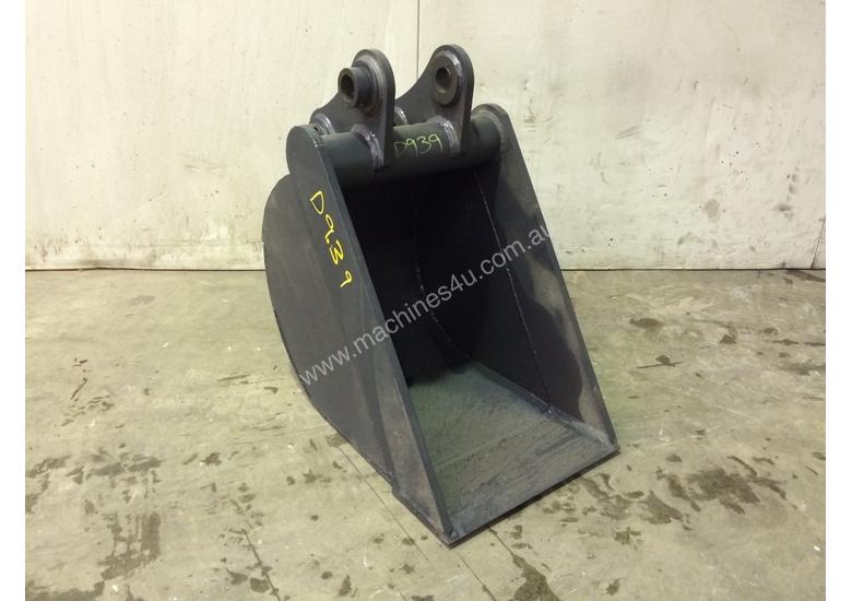 caption UNUSED 400MM GUMMY BUCKET TO SUIT 3-4T EXCAVATOR D939