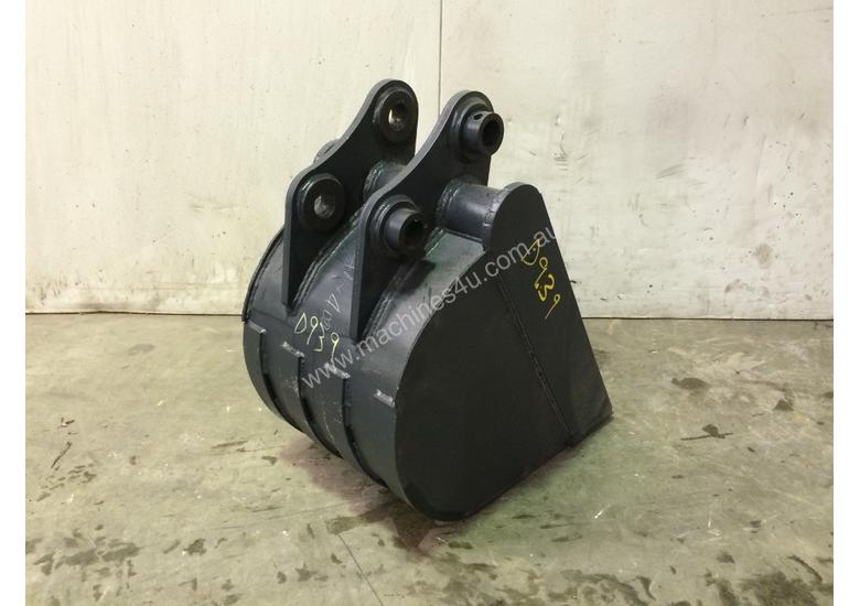 caption UNUSED 400MM GUMMY BUCKET TO SUIT 3-4T EXCAVATOR D939