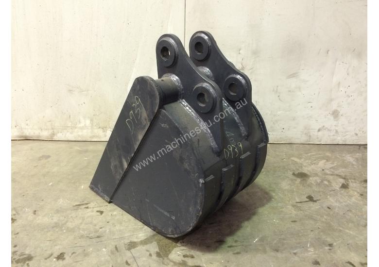 caption UNUSED 400MM GUMMY BUCKET TO SUIT 3-4T EXCAVATOR D939