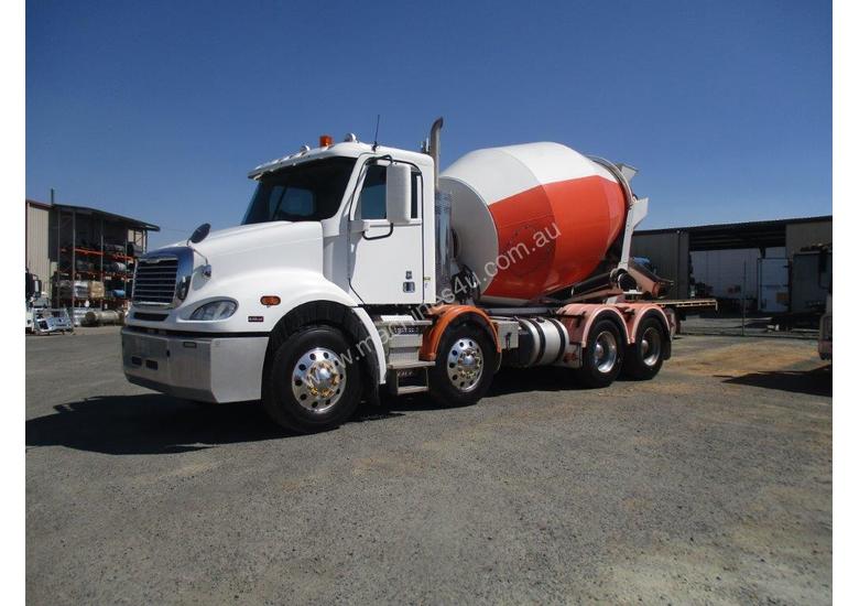 caption 2012 freightliner CL112 COLUMBIA