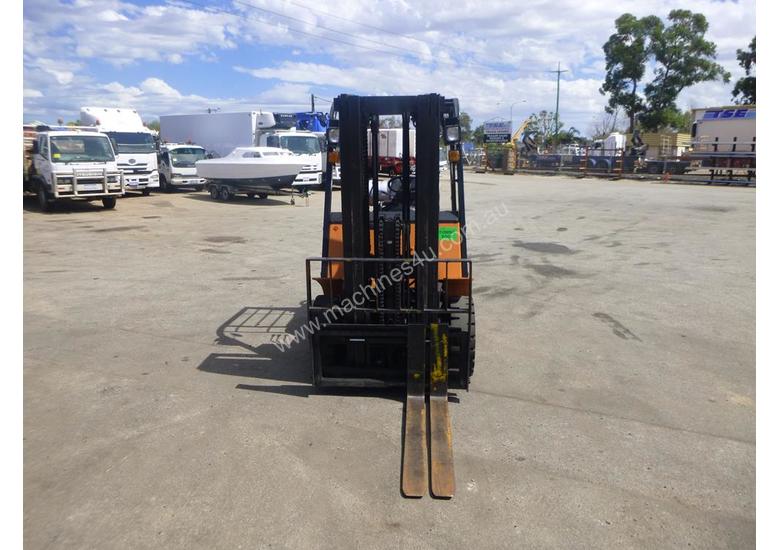 caption 2004 Clark CMP25L Container Mast 2.5 Tonne LPG Forklift (GA1293)