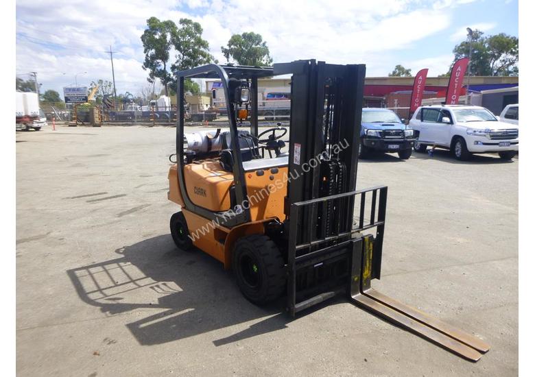 caption 2004 Clark CMP25L Container Mast 2.5 Tonne LPG Forklift (GA1293)