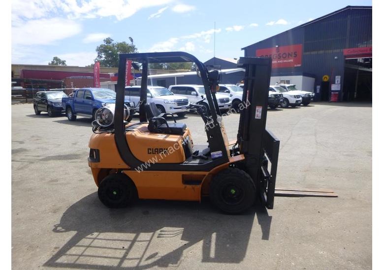 caption 2004 Clark CMP25L Container Mast 2.5 Tonne LPG Forklift (GA1293)