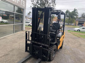 Brand New Hyundai 2.5 Tonne Forklift! - picture2' - Click to enlarge