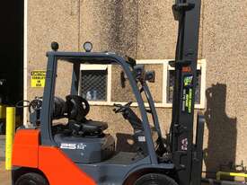 Toyota Forklift - picture1' - Click to enlarge