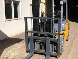 Dual Fuel Container Access 3.0t Zoomlion Forklift - picture2' - Click to enlarge