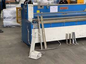 Just Traded Benson 2500mm x 4mm Hydraulic Guillotine With Power Operated Back Gauge Volt - picture1' - Click to enlarge