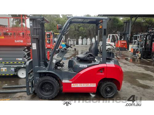 Container Entry Forklift for sale- 2012 built 4.8 m lift 2.5 Ton capacity only 600 hours!