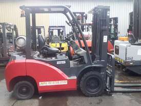 Container Entry Forklift for sale- 2012 built 4.8 m lift 2.5 Ton capacity only 600 hours! - picture2' - Click to enlarge