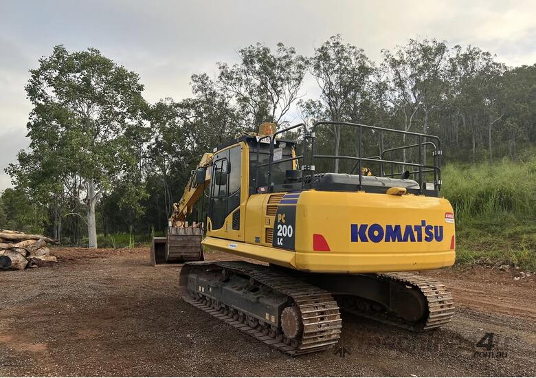 caption 2020 Komatsu PC200LC-8