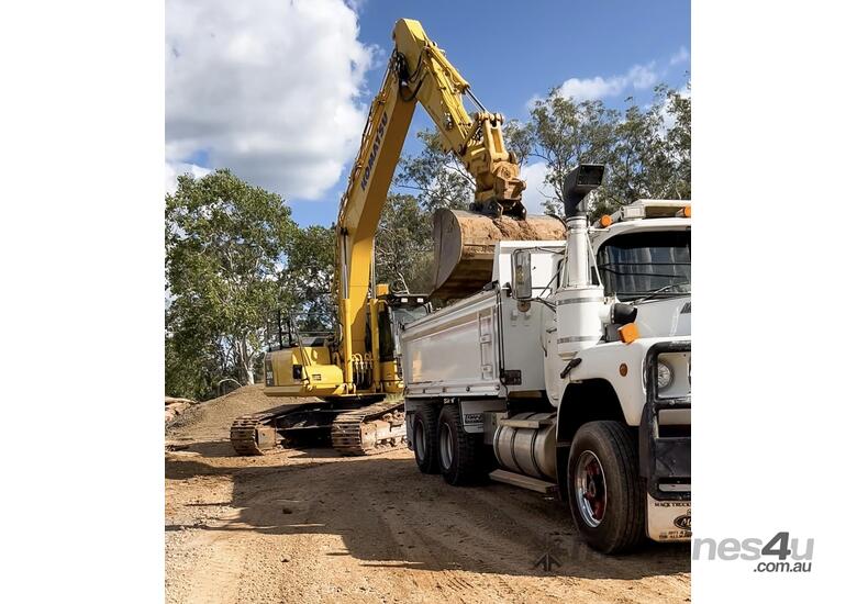 caption 2020 Komatsu PC200LC-8