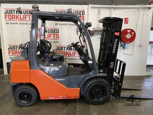 TOYOTA 8FG25 DELUXE CONTAINER MAST S/N 65861 2.5 TON 2500 KG CAPACITY LPG GAS FORKLIFT 4500 MM 3 STA