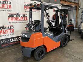 TOYOTA 8FG25 DELUXE CONTAINER MAST S/N 65861 2.5 TON 2500 KG CAPACITY LPG GAS FORKLIFT 4500 MM 3 STA - picture0' - Click to enlarge