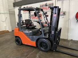 TOYOTA 8FG25 DELUXE CONTAINER MAST S/N 65861 2.5 TON 2500 KG CAPACITY LPG GAS FORKLIFT 4500 MM 3 STA - picture1' - Click to enlarge