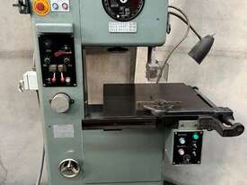 Hoejun HVA-400 vertical bandsaw with table feed - picture0' - Click to enlarge