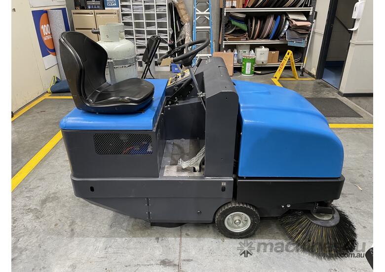 caption Conquest Heavy Duty Ride-on Industrial Sweepers HD115 LPG - LOW HOURS! - Hire