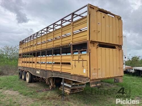 1984 Haulmark 41FT Tri-axle Tri Axle Cattle Trailer