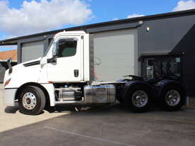 2020 FREIGHTLINER PRIME MOVER WITH 600 HP DETROIT ENGINE, COMPLETE SERVICE HISTORY AVAILABLE - picture2' - Click to enlarge