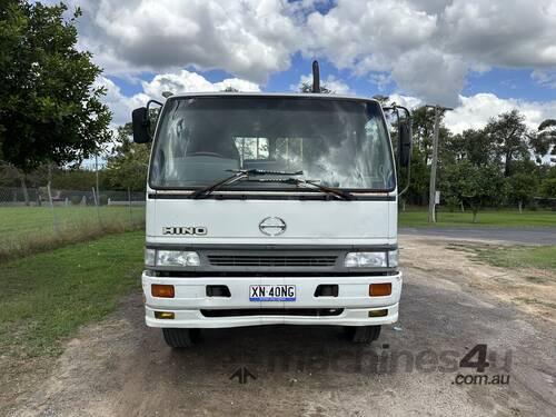 Hino FG 2002 Flat bed Truck,  Very reliable hardworking truck, great cruising truck on highways