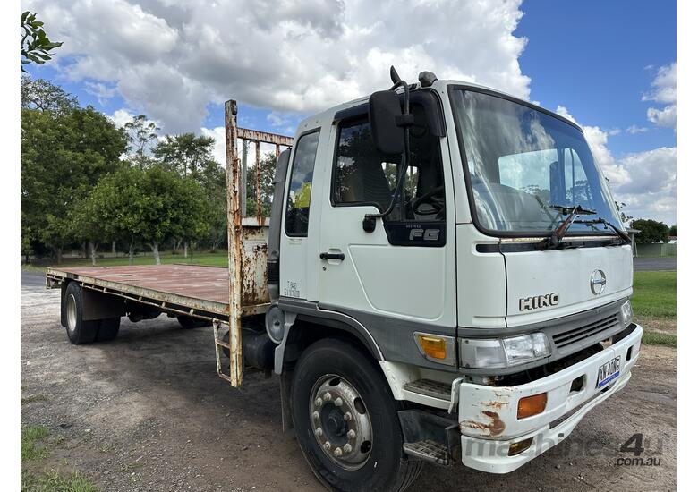 Hino FG 2002 Flat bed Truck,  Very reliable hardworking truck, great cruising truck on highways