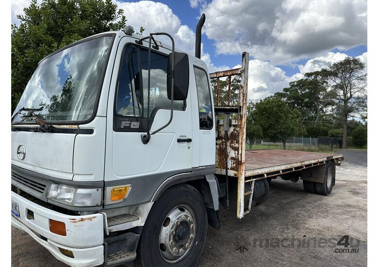 Hino FG 2002 Flat bed Truck,  Very reliable hardworking truck, great cruising truck on highways