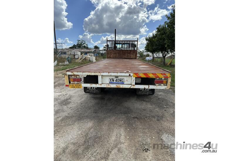 Hino FG 2002 Flat bed Truck,  Very reliable hardworking truck, great cruising truck on highways