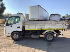 2006 Hino DUTRO Tipper - picture2' - Click to enlarge
