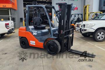 Toyota 3T Forklift Diesel Container Mast